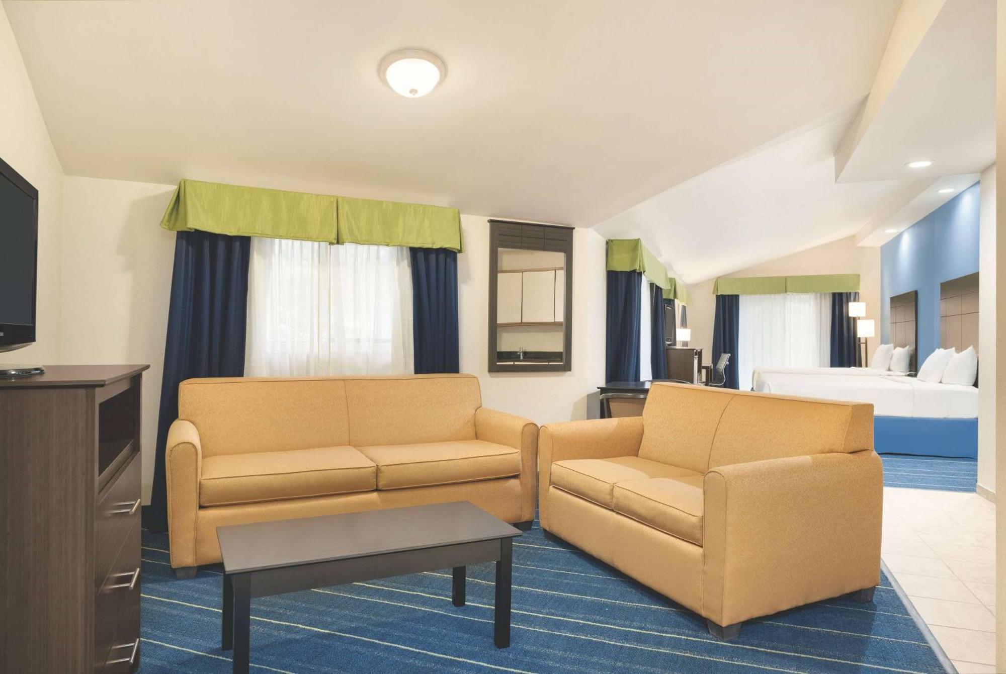 Days Inn By Wyndham Tamworth Exteriör bild